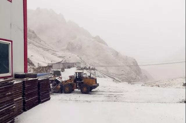 人間四月芳菲盡，山中春雪還復來