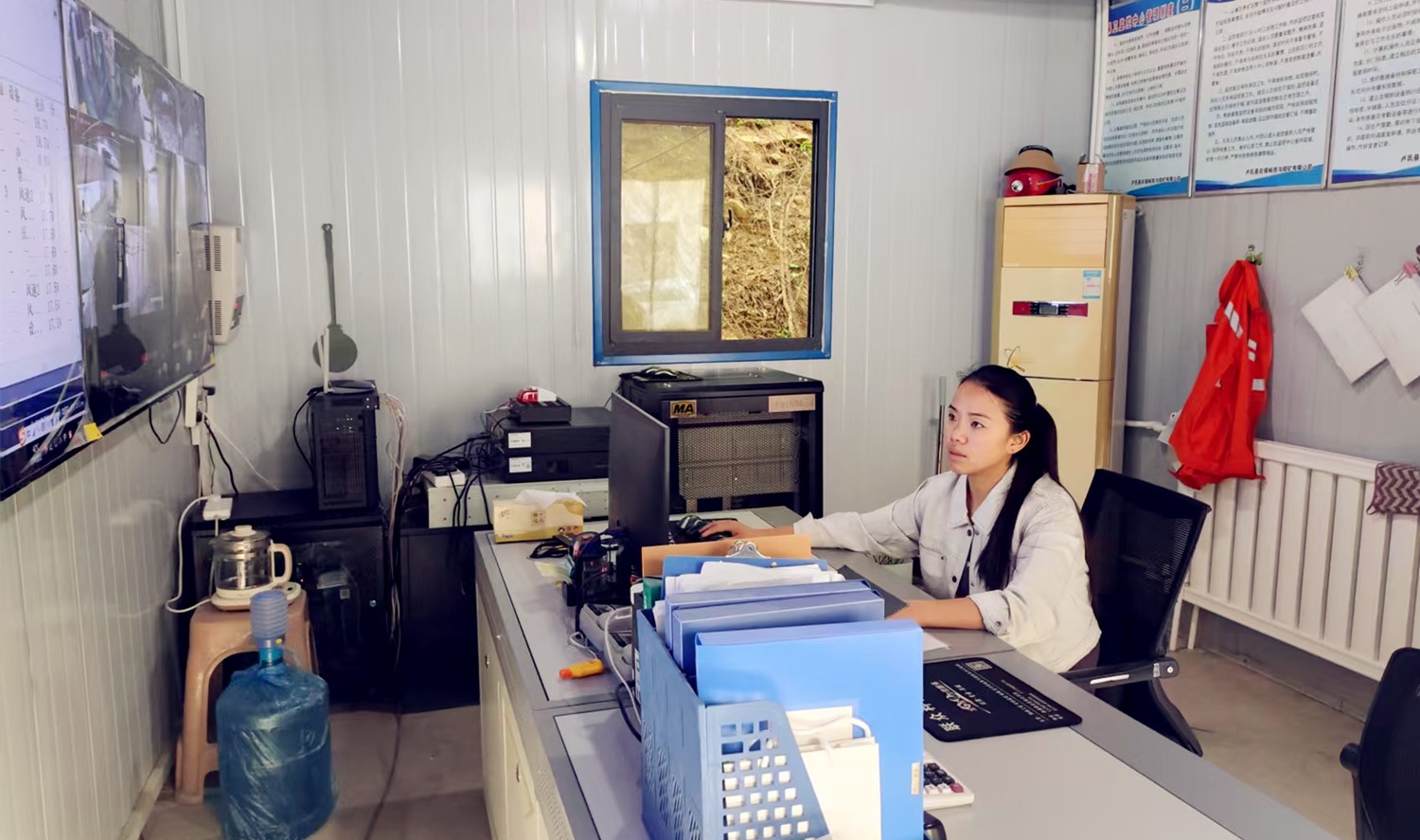 堅(jiān)守安全防線(xiàn)，綻放巾幗風(fēng)采｜記西溝鐵礦安全監(jiān)控員黃春玲