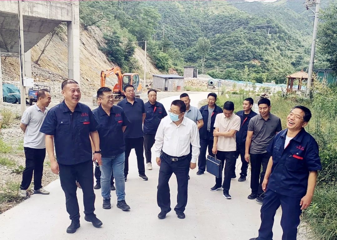 盧氏縣領(lǐng)導(dǎo)深入包聯(lián)企業(yè)中科礦業(yè)實地調(diào)研