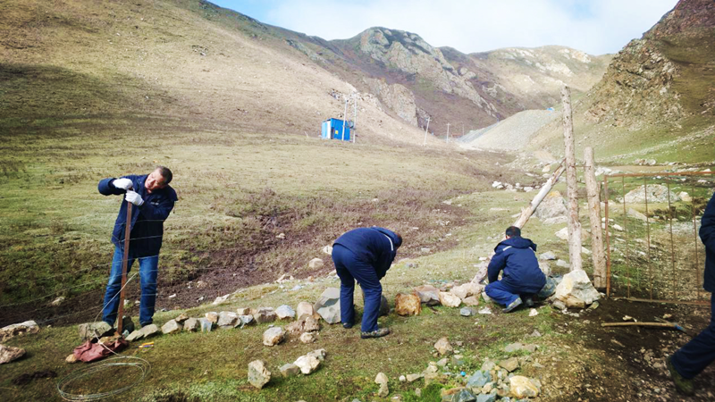 維修圍欄保護(hù)草場   互幫互助盡顯和諧