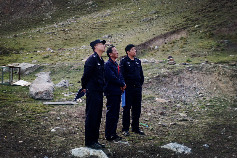 興?？h公安局治安大隊(duì)到銅鑫公司例行安全專項(xiàng)檢查